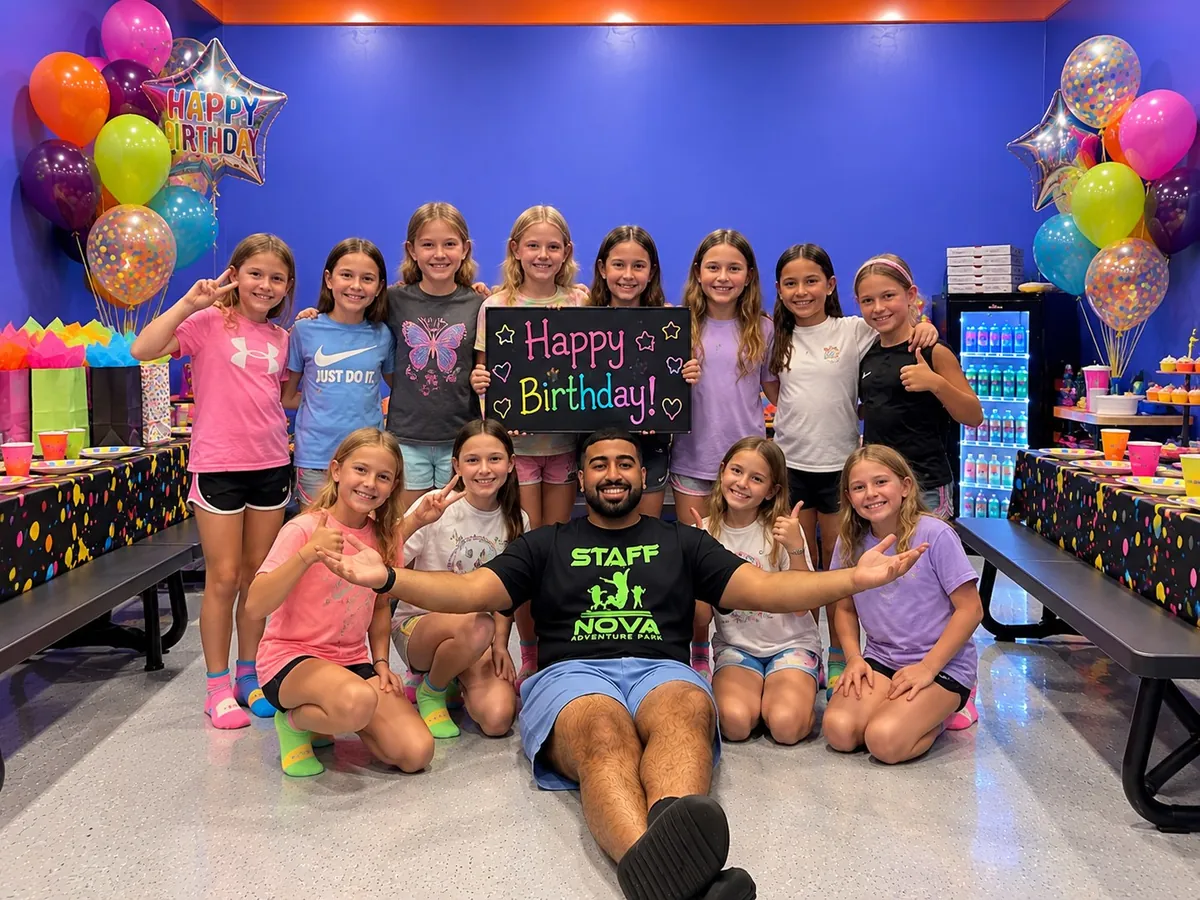 Grupo de una fiesta de cumpleaños con un letrero de Happy Birthday junto a su anfitrión de Nova