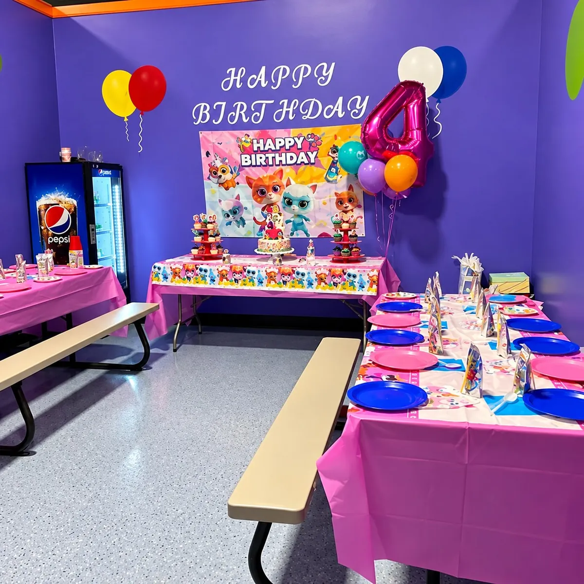 Salón de fiestas morado de Nova decorado para un cumpleaños con pancarta de Happy Birthday, globos, pastel y cubiertos rosas y azules